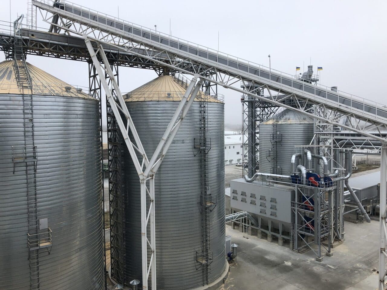 Ochrona zbiorników gotowego produktu za pomocą drzwi detonujących PUSM w zakładzie produkcji pelletu